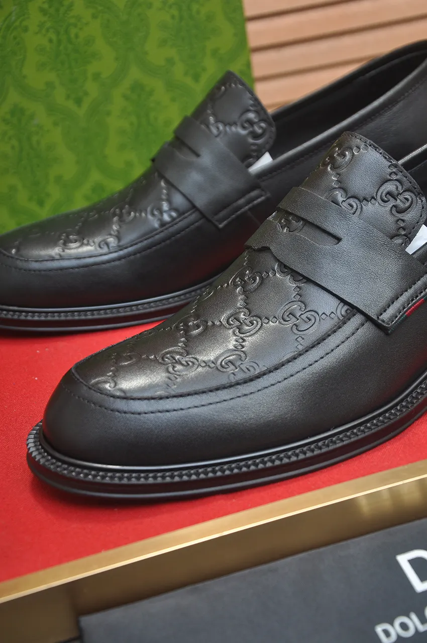 Men's shoes💰500💶Italy's top luxury men's shoe giant (GUCCI) (Gucci) (full cowhide lining) new arrival🍃Original European style🔰 Pleasant to the eye😍In order to make the shoes more durable and non-deformable🌀The production continues to follow traditional methods but there is still no lack of innovation💪Choose original sheepskin for the leather♻️ Smooth and natural And extra bright ⭐Made of imported cowhide, the first choice of rich people 38-45 (45 customized)